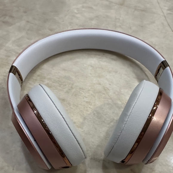 Elegant Rose Gold Over-Ear Headphones - Picture 5 of 5
